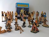 de nombreuses figurines représentant des femmes en maillot de bain sur un fond blanc