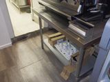 une cafetière posée sur une table en acier inoxydable dans une cuisine