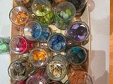 une boîte contenant tout un tas de bocaux de différentes couleurs