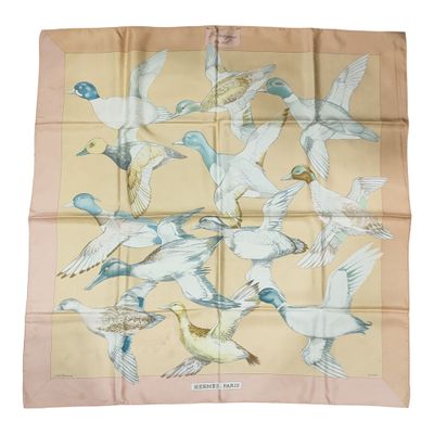 une image représentant un foulard en soie orné d'oiseaux