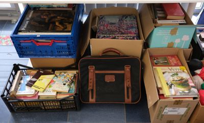 de nombreux cartons de livres posés les uns à côté des autres sur le sol