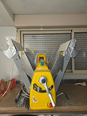 une machine jaune posée sur une table