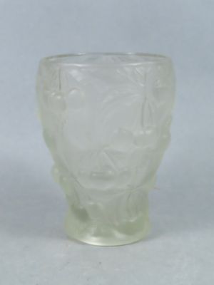 un verre sur lequel est représenté un visage