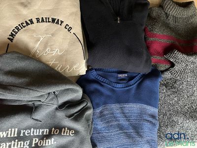 une pile de vêtements posée sur le sol