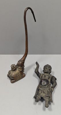 deux figurines assises sur une table