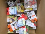 une boîte en carton remplie de cartouches d'encre de différentes couleurs