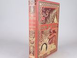 Le livre est rouge et doré, avec l'image d'un oiseau sur la couverture.