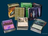 un lot de cartes posées sur une table