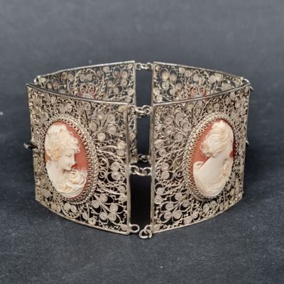 un gros plan sur un bracelet en argent orné de deux camées