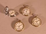 Quatre types différents de montres de poche sont exposés sur une table