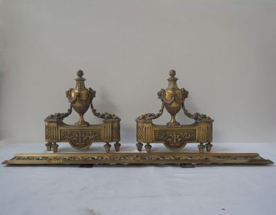 paire de bougeoirs anciens en laiton avec des urnes posées sur des socles