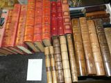 un grand nombre de livres empilés les uns sur les autres