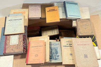un grand nombre de livres empilés les uns sur les autres