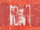 une image représentant une peinture rouge et blanche sur un mur de briques