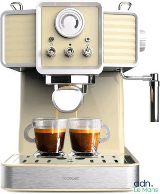deux tasses de café que l'on verse dans une machine à café