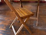 une table et une chaise en bois dans une pièce avec du parquet