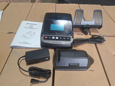 une photo montrant un téléphone portable et d'autres appareils électroniques posés sur une table