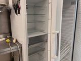 deux réfrigérateurs ouverts placés l'un à côté de l'autre dans une cuisine