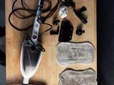 Quelqu'un utilise un balai vapeur pour nettoyer le parquet.