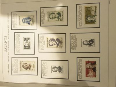 une photo d'une photo d'un livre avec des timbres