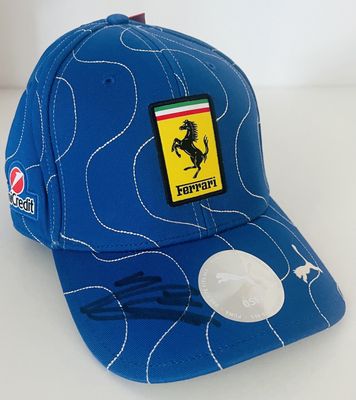 un gros plan d'une casquette ornée d'un écusson Ferrari