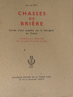 un vieux livre français dont le titre est écrit en rouge et noir