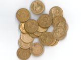 une pile de pièces d'or sur une surface blanche