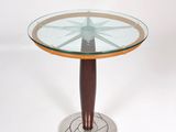 une table en verre avec une base en bois et un plateau en verre