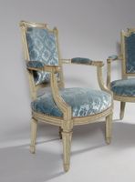 Paire de fauteuils cabriolets en bois sculpté laqué gris rep… (photo 3)