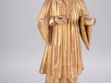 statue d'un homme vêtu d'une robe dorée et tenant une canne