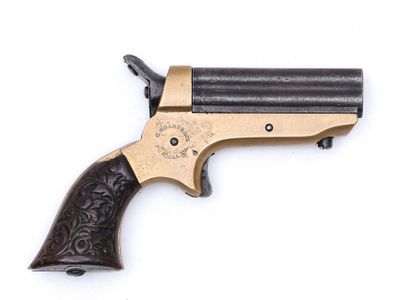 gros plan d'un revolver sur une surface blanche
