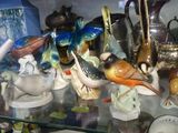 une vitrine contenant de nombreux objets en verre
