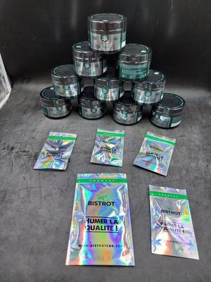 plusieurs sachets de cannabis posés sur une table, à côté d'une pile de boîtes de conserve