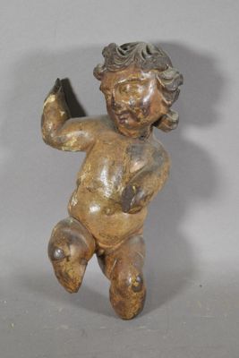 une petite statue représentant un garçon tenant un couteau