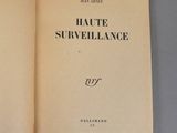 un livre ouvert avec un titre en noir et blanc