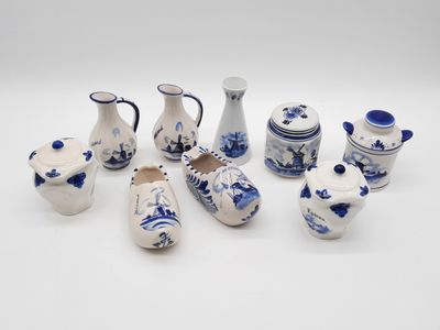 un ensemble de vases bleus et blancs posés sur une surface blanche