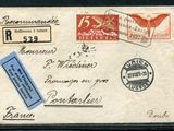 une vieille carte postale sur laquelle est collé un timbre représentant un avion