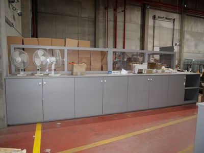 trois armoires basses en bois grise , en l'état