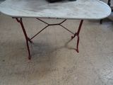 une petite table sur laquelle est posé un ordinateur portable