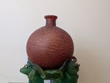 un vase posé sur une table en verre