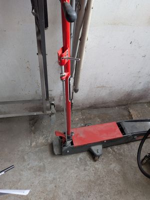une machine rouge qui se trouve dans un garage