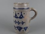 une tasse bleue et blanche ornée d'un motif de poisson