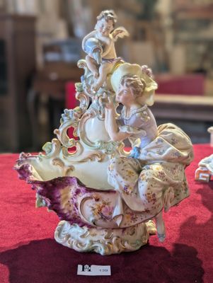 Bouquetière époque fin XIXème en porcelaine polychrome, jeun…