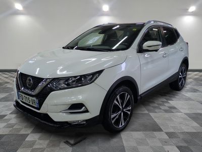 Le SUV Nissan QX Sport blanc est garé dans une grande pièce.