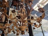 un lustre en bois et en verre dans un magasin