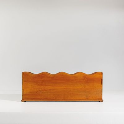 une image représentant une boîte en bois posée sur une surface blanche