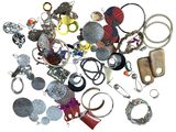 une pile de bijoux assortis sur une surface blanche