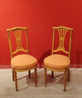Paire de chaises en bois teinté, assise jaune, dossier ajour… (photo 2)