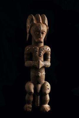 une statue de femme tenant un bébé dans ses bras