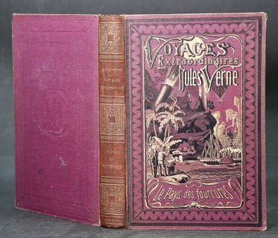 un vieux livre à la couverture rose posé sur une table
